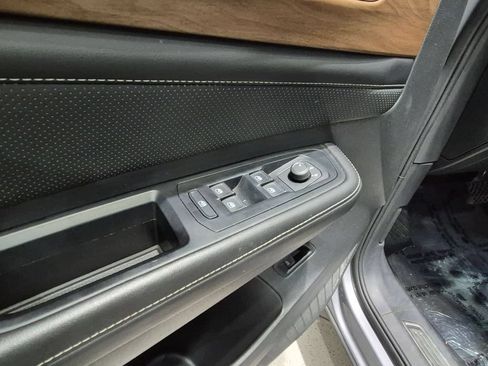 Used 2025 Volkswagen Atlas SE FWD image 9