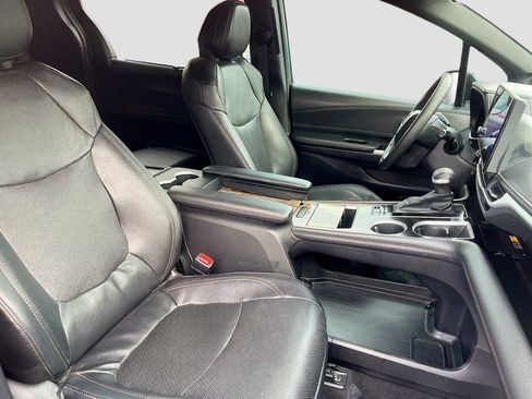 Used 2025 Toyota Sienna Platinum AWD/4WD image 31