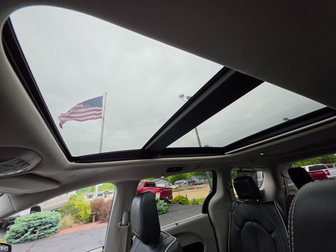 Used 2023 Chrysler Pacifica Limited FWD image 31