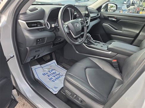 Used 2024 Toyota Highlander XLE image 11