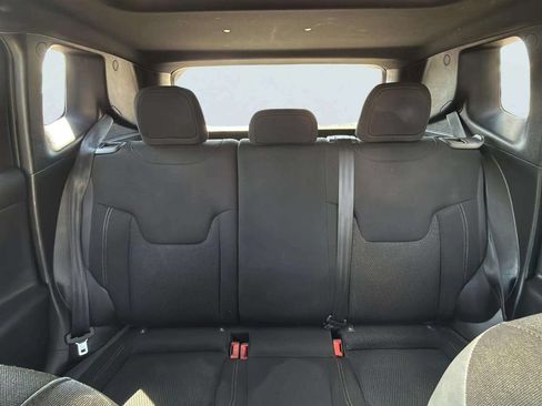 Used 2022 Jeep Renegade Altitude w/ Sun/Sound Group AWD/4WD image 17