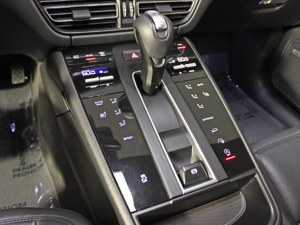 Certified 2022 Porsche Macan AWD/4WD image 33