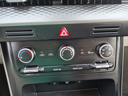 Used 2023 Kia Carnival LX FWD image 17