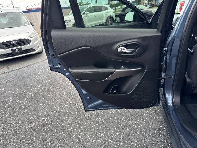 Used 2019 Jeep Cherokee Latitude w/ Popular Appearance Group AWD/4WD image 15