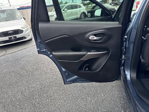 Used 2019 Jeep Cherokee Latitude w/ Popular Appearance Group AWD/4WD image 15