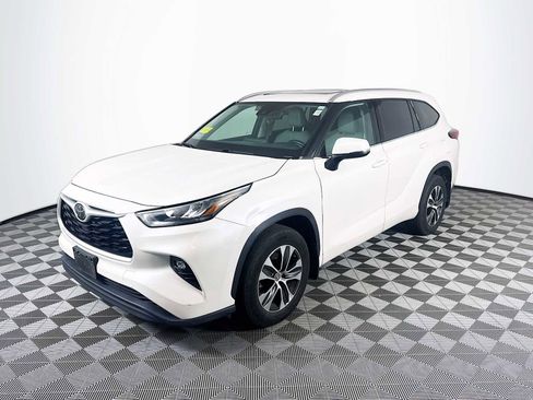 Used 2020 Toyota Highlander XLE image 1