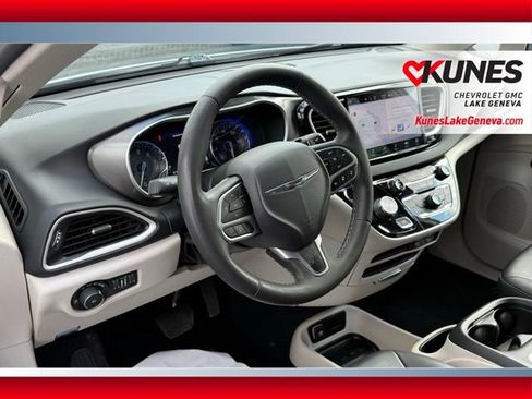 Used 2024 Chrysler Pacifica Touring-L FWD image 26