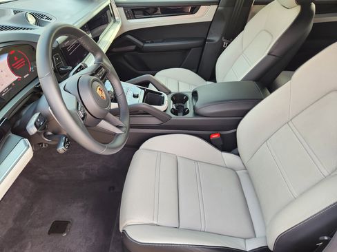 Used 2024 Porsche Cayenne image 12