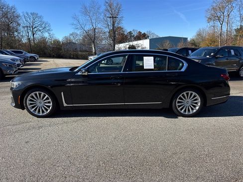 Used 2022 BMW 740i xDrive w/ Premium Package image 4