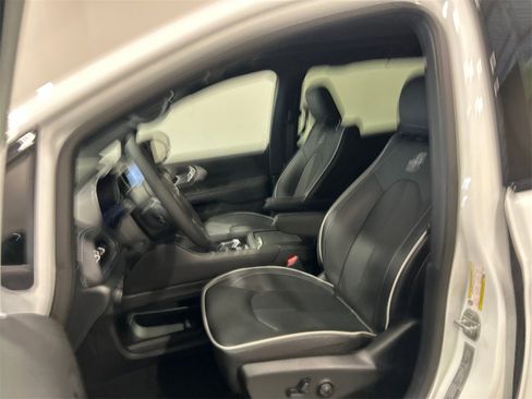 New 2026 Chrysler Pacifica Limited w/ S Appearance Package image 15