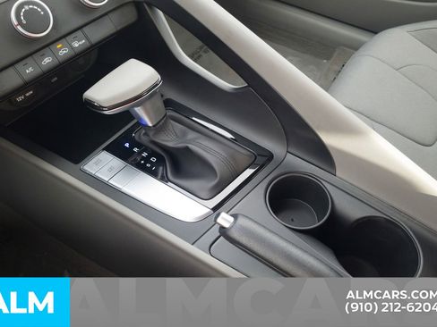 Used 2025 Hyundai Elantra SE image 8