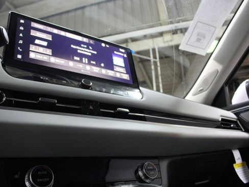 New 2025 Mitsubishi Outlander SE image 12