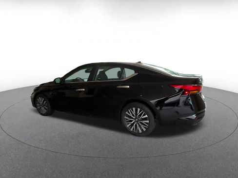 Used 2025 Nissan Altima 2.5 SV FWD image 7