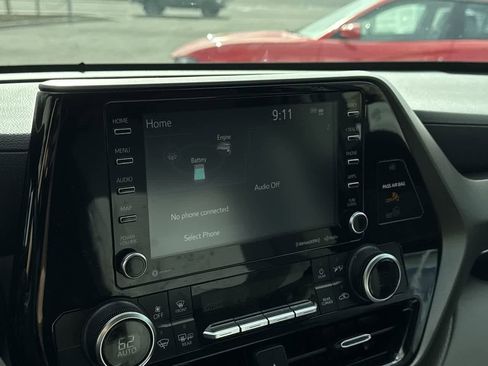 Used 2021 Toyota Highlander LE image 19