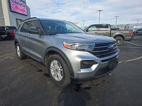 Used 2020 Ford Explorer XLT image 3