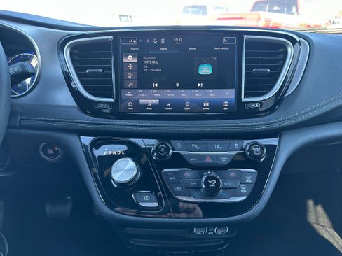 Used 2024 Chrysler Pacifica Touring-L w/ S Appearance Package image 14