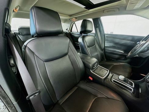Used 2017 Chrysler 300 C image 28