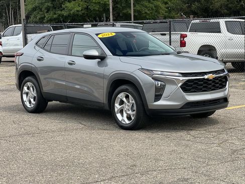 Used 2024 Chevrolet Trax LS w/ LS Convenience Package FWD image 7