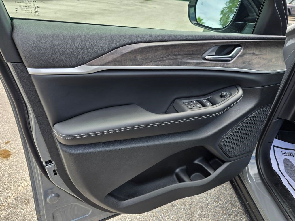 New 2027 Jeep Grand Cherokee Altitude RWD image 13
