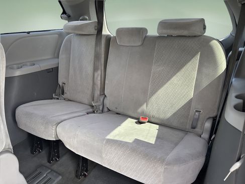 Used 2019 Toyota Sienna LE w/ Outdoor Package FWD image 17