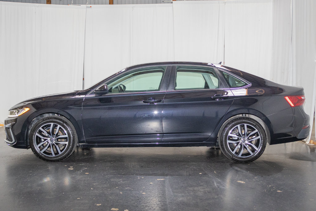 Used 2025 Volkswagen Jetta SE FWD image 5