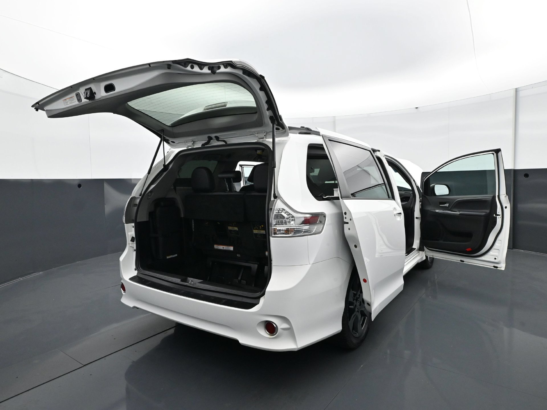 Used 2017 Toyota Sienna SE w/ SE Preferred Package FWD image 36