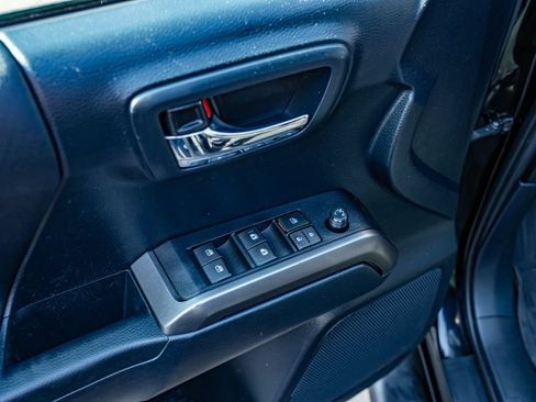 Used 2019 Toyota Tacoma TRD Off-Road AWD/4WD image 16