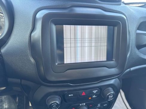 Used 2021 Jeep Renegade Latitude w/ Sun & Sound Group image 28