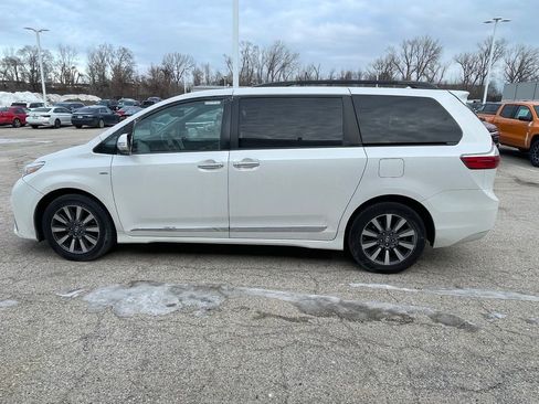 Used 2019 Toyota Sienna XLE image 4