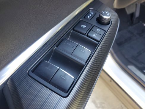 Used 2024 Toyota Venza XLE image 20