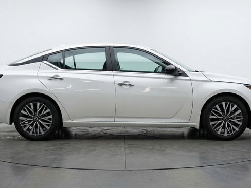 Used 2025 Nissan Altima 2.5 SV image 11