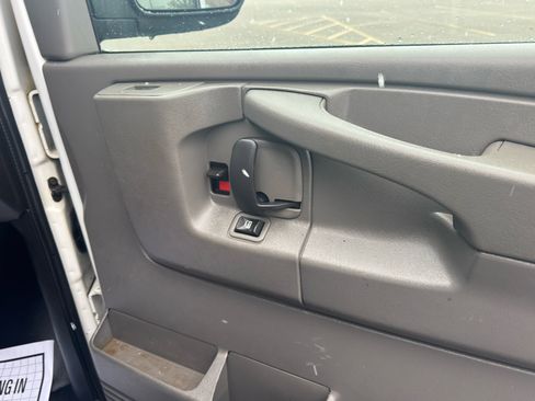 Used 2015 Chevrolet Express 3500 image 25