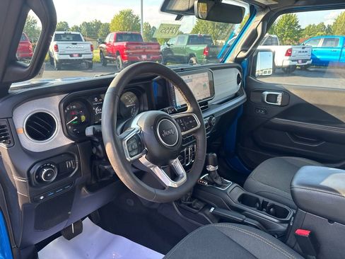 Used 2024 Jeep Wrangler Unlimited Sahara w/ Technology Group AWD/4WD image 16