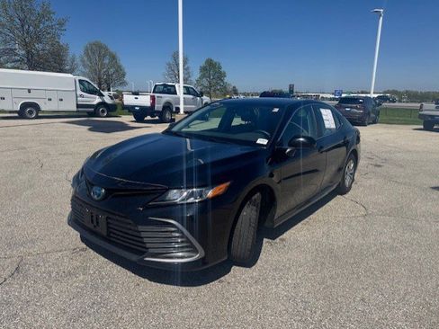 Used 2022 Toyota Camry LE FWD image 3
