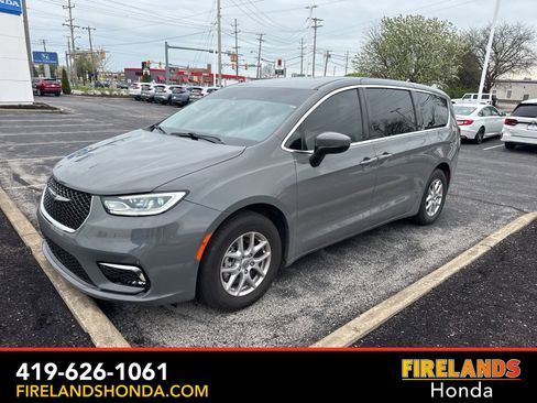Used 2023 Chrysler Pacifica Touring-L image 2