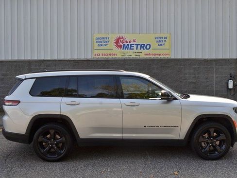 Used 2023 Jeep Grand Cherokee L Laredo image 9