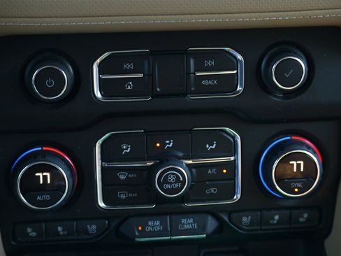 Used 2021 Chevrolet Suburban Premier w/ Premium Package image 18