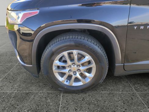 Used 2021 Chevrolet Traverse LT image 14