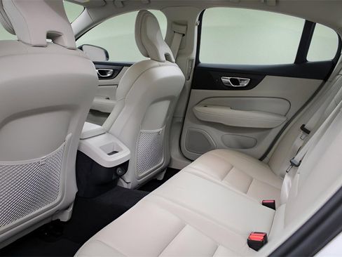 Certified 2022 Volvo S60 B5 Momentum w/ Premium Package image 10