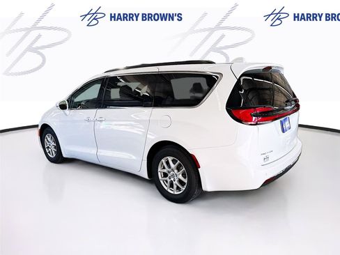 Used 2022 Chrysler Pacifica Touring-L FWD image 2