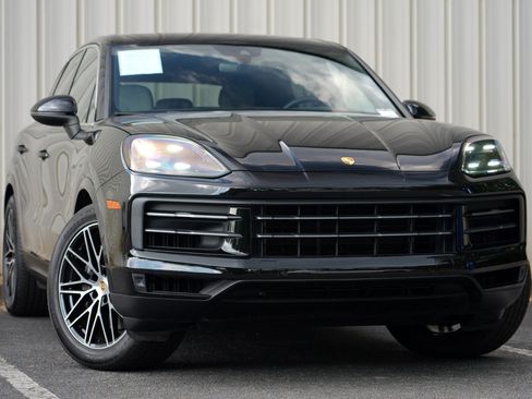 Used 2024 Porsche Cayenne AWD/4WD image 4