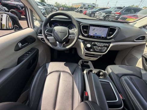 Used 2024 Chrysler Pacifica Touring-L FWD image 19
