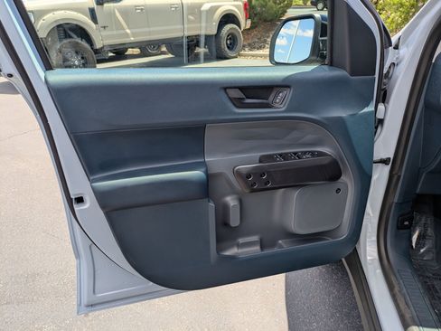 Certified 2025 Ford Maverick Lariat w/ Black Appearance Package AWD/4WD image 12
