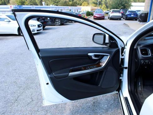 Used 2017 Volvo V60 T5 Premier w/ Convenience Package image 20
