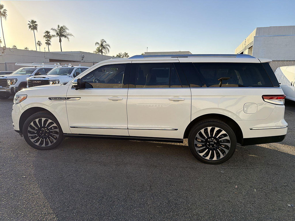 Used 2023 Lincoln Navigator L Black Label AWD/4WD image 8
