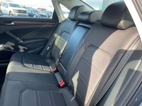 Used 2022 Volkswagen Passat 2.0T image 17