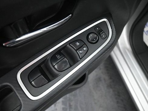 Used 2023 Nissan Versa SR w/ Trunk Package image 28