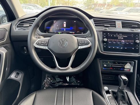 Used 2023 Volkswagen Tiguan SE w/ Panoramic Sunroof Package FWD image 13