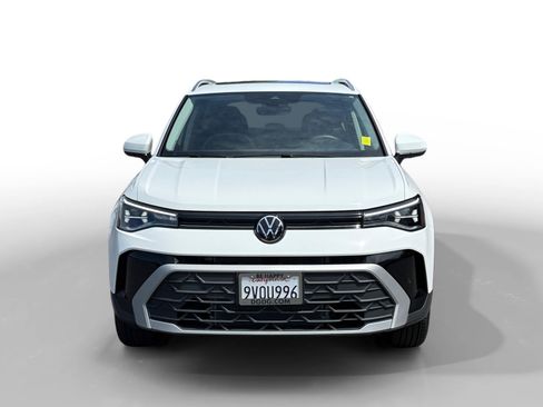 Used 2025 Volkswagen Taos SE w/ Panoramic Sunroof Package AWD/4WD image 8