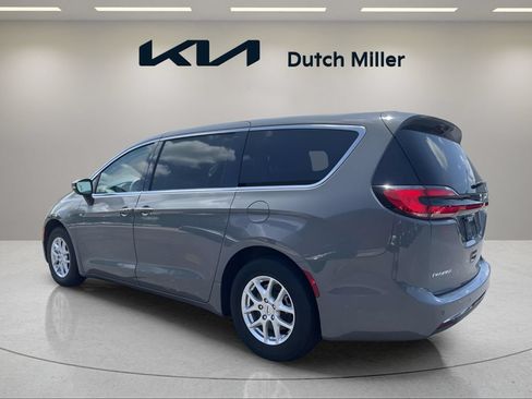 Used 2023 Chrysler Pacifica Touring-L FWD image 2